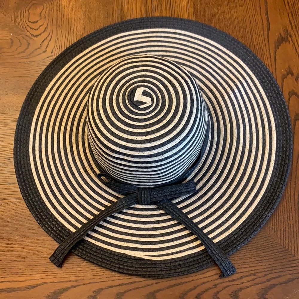 Black and cream striped floppy hat